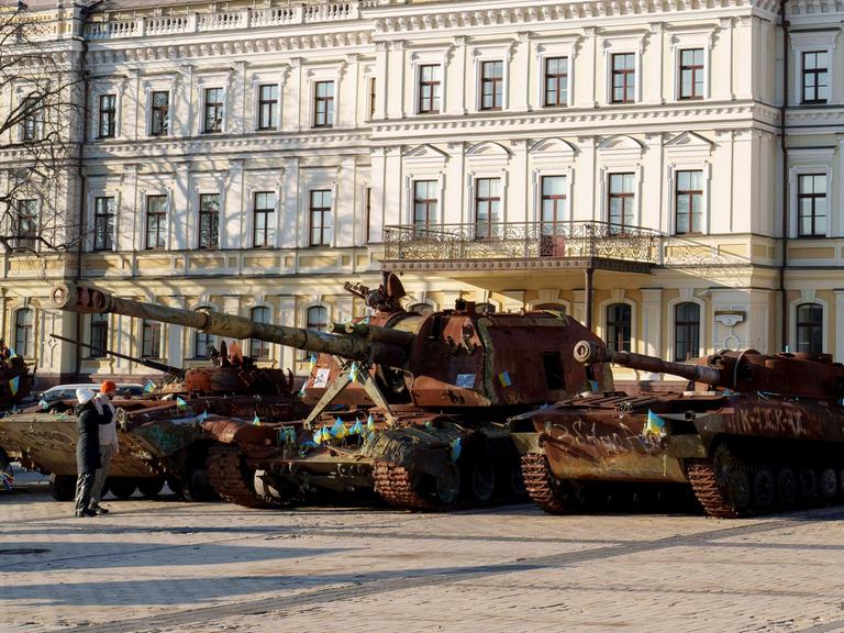 Zerstörtes Kriegsgerät steht in der Innenstadt von Kyjiw