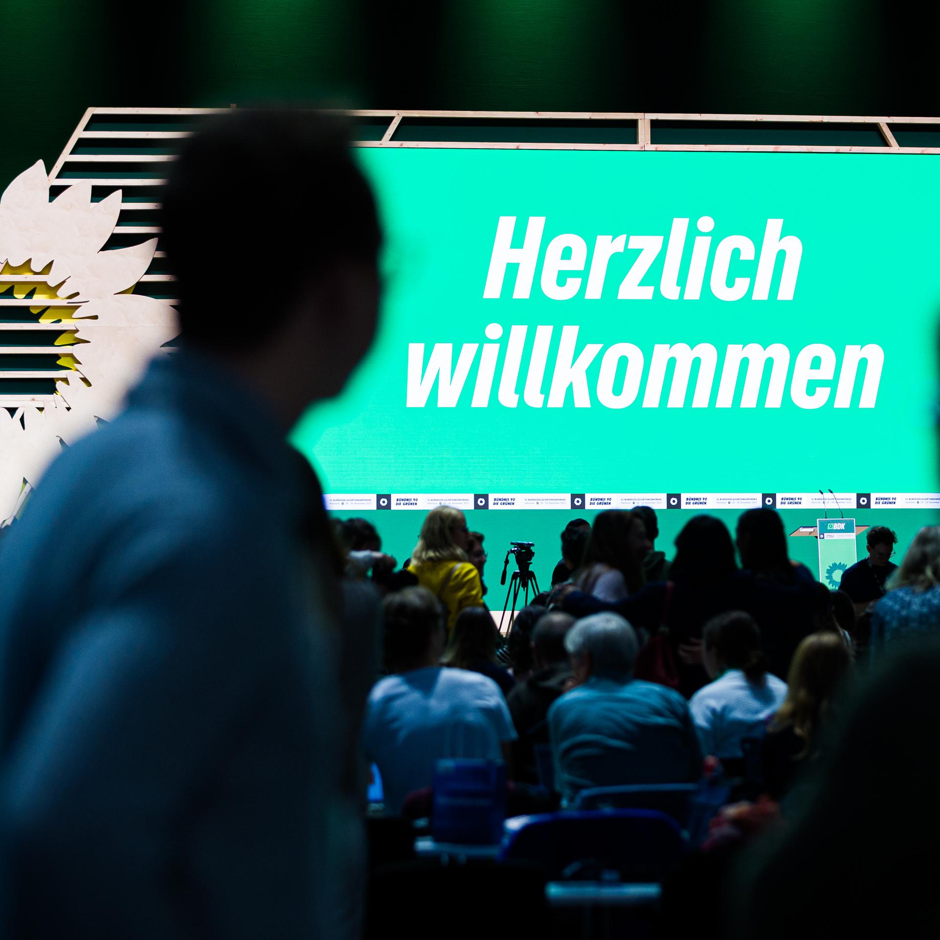 Der Schriftzug «Herzlich Willkommen» ist beim Bundesparteitag von Bündnis 90/Die Grünen auf einer Leinwand zu lesen.