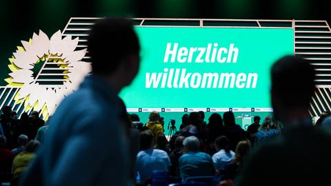 Der Schriftzug "Herzlich Willkommen" ist beim Bundesparteitag von Bündnis 90/Die Grünen auf einer Leinwand zu lesen.