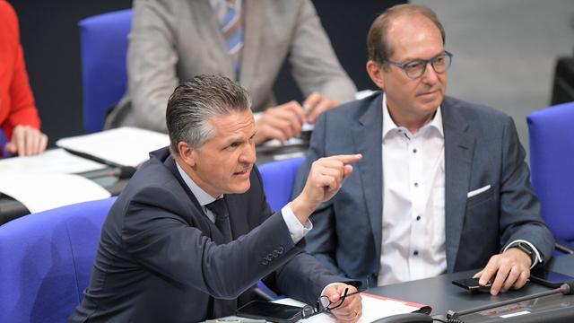 Der Politiker Thorsten Frei von der Partei CDU sitzt im Bundestag und zeigt mit dem rechten Finger.