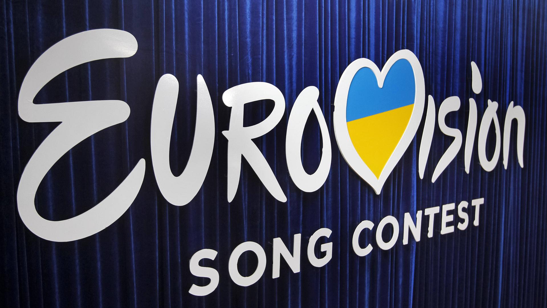 Das Foto zeigt das ESC-Logo im Jahr 2020. Darauf zu sehen ist der Schriftzug des ESCmit einem Herz in den Nationalfarben der Ukraine.