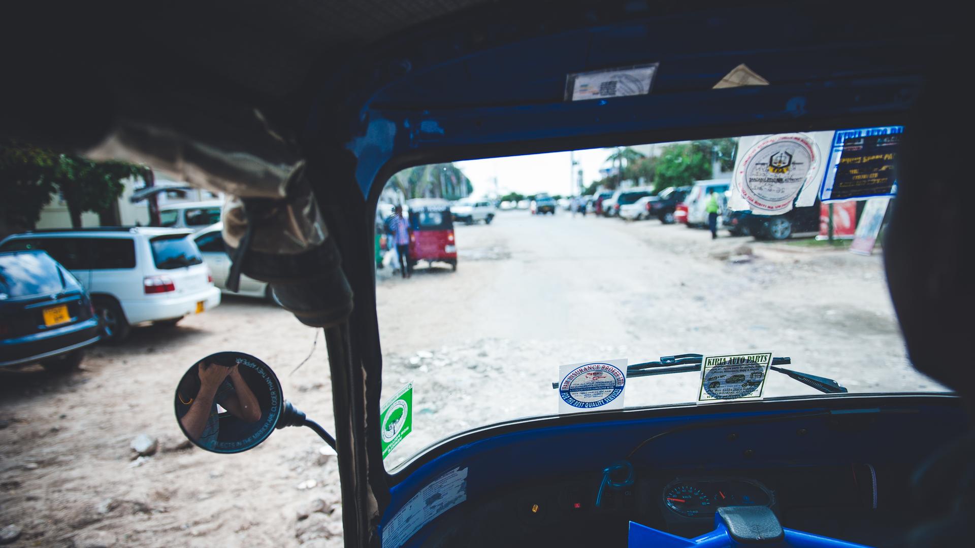 Blick aus einem Tuk-Tuk in Dar es Salaam auf eine Straße.