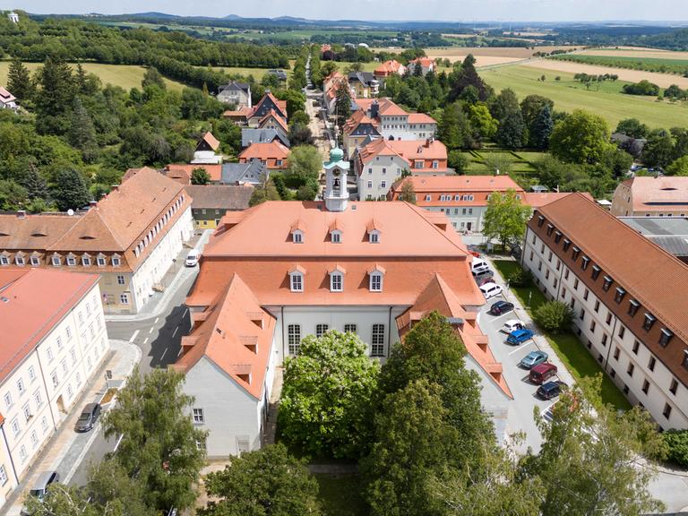 Die Kirche der Brüdergemeine Herrnhut (Luftaufnahme mit einer Drohne).