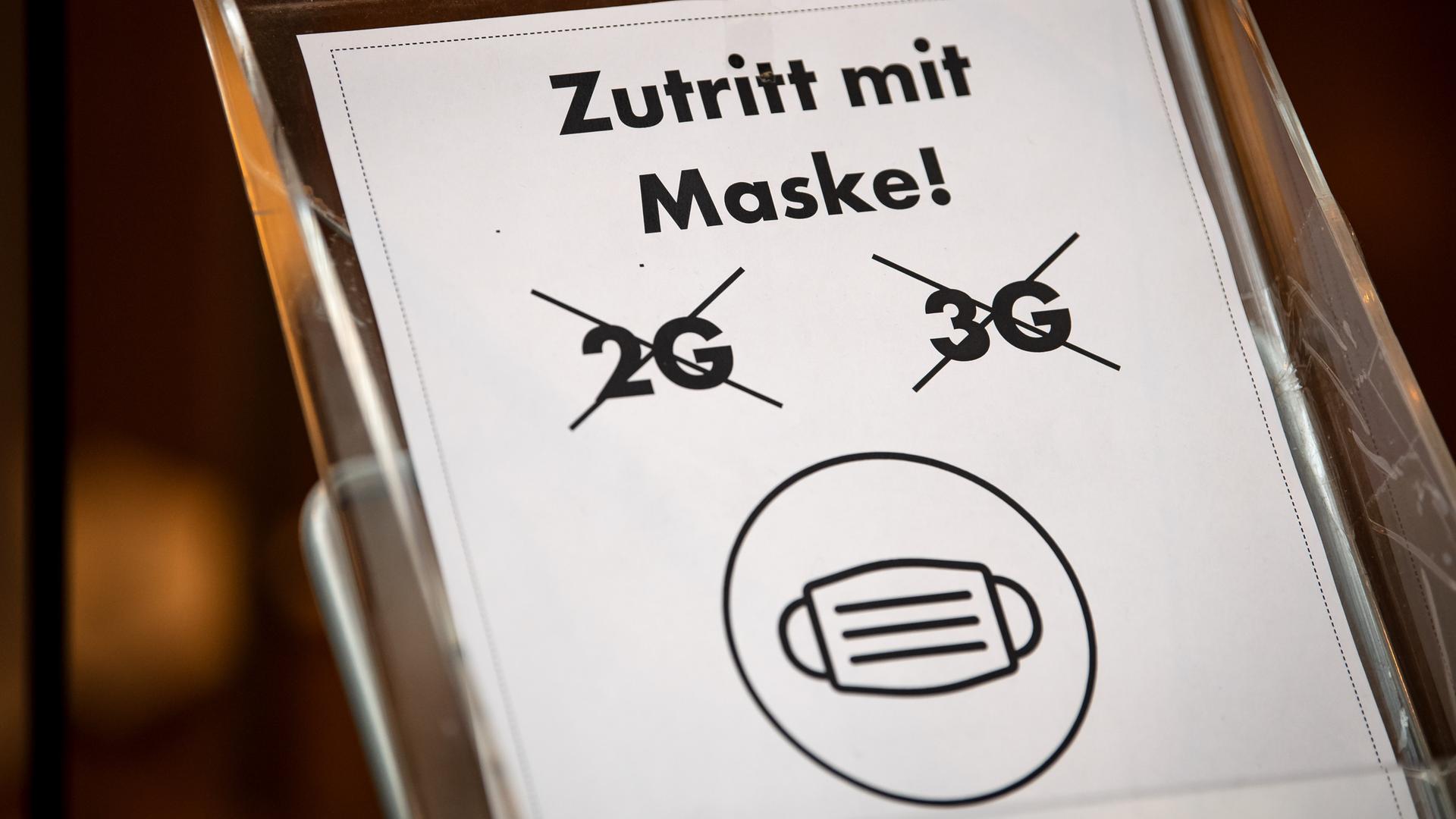 Ein Schild vor einem Geschäft in der Innenstadt informiert über die Eintrittsregeln, es gilt lediglich Maskenpflicht Ein Schild vor einem Geschäft in der Innenstadt informiert über die Eintrittsregeln, es gilt lediglich Maskenpflicht