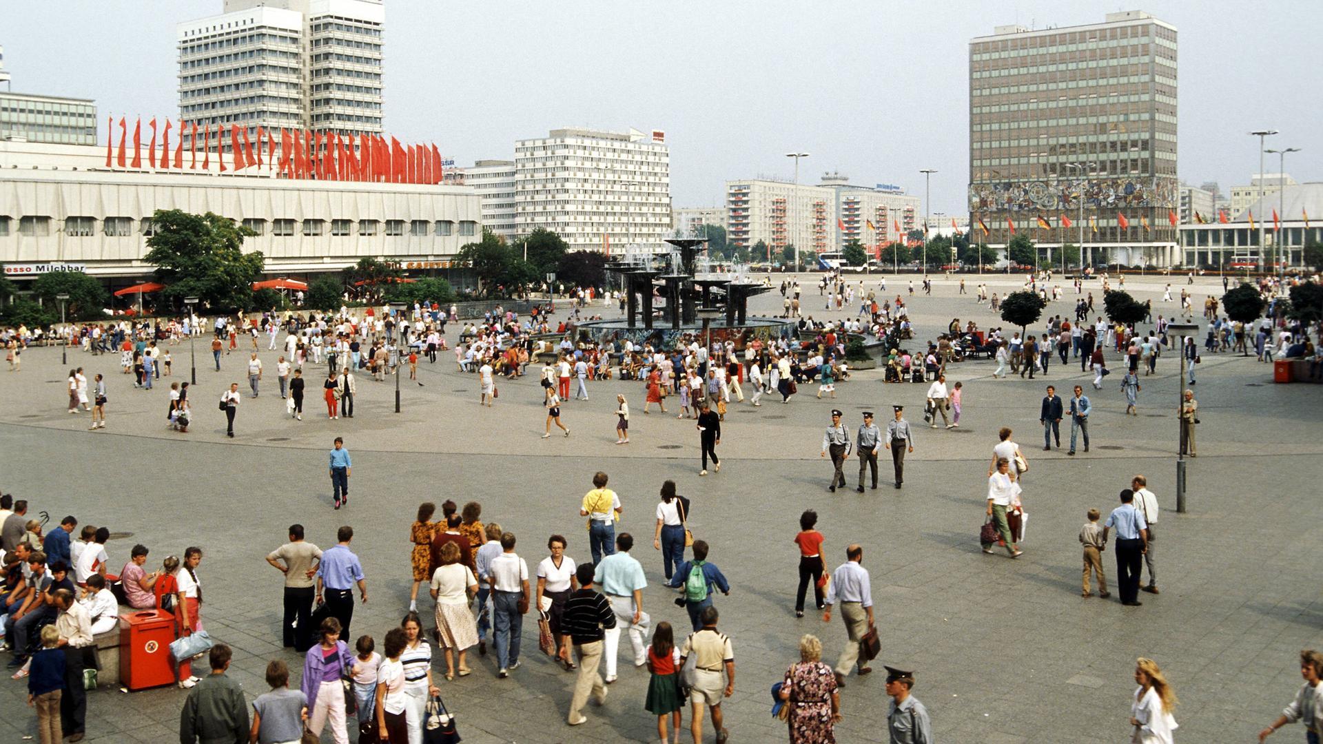 Menschen auf dem Alexanderplatz in Ost-Berlin 1986.