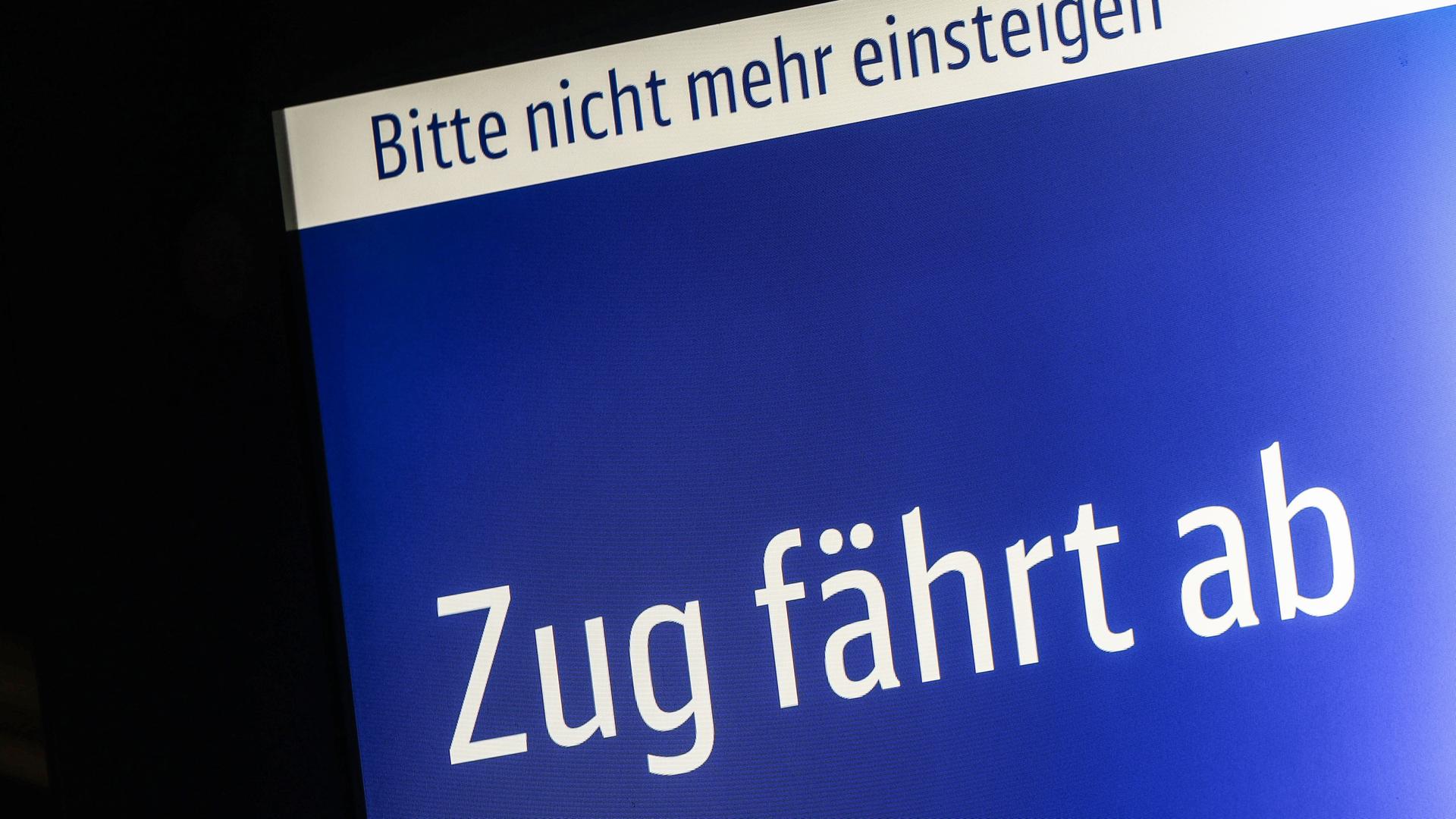 Köln: «Zug fährt ab» steht auf einer Anzeigetafel am Bahnsteig. Köln: «Zug fährt ab» steht auf einer Anzeigetafel am Bahnsteig.