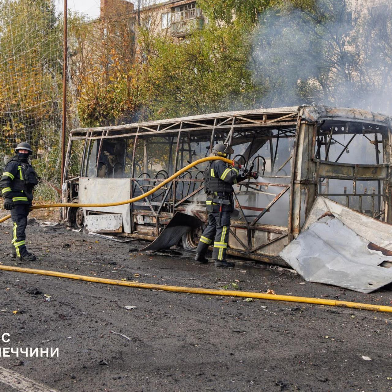 Auf diesem vom ukrainischen Katastrophenschutz bereitgestellten Foto löschen Feuerwehrleute einen brennenden Bus nach einem russischen Angriff in Kramatorsk, Ukraine.