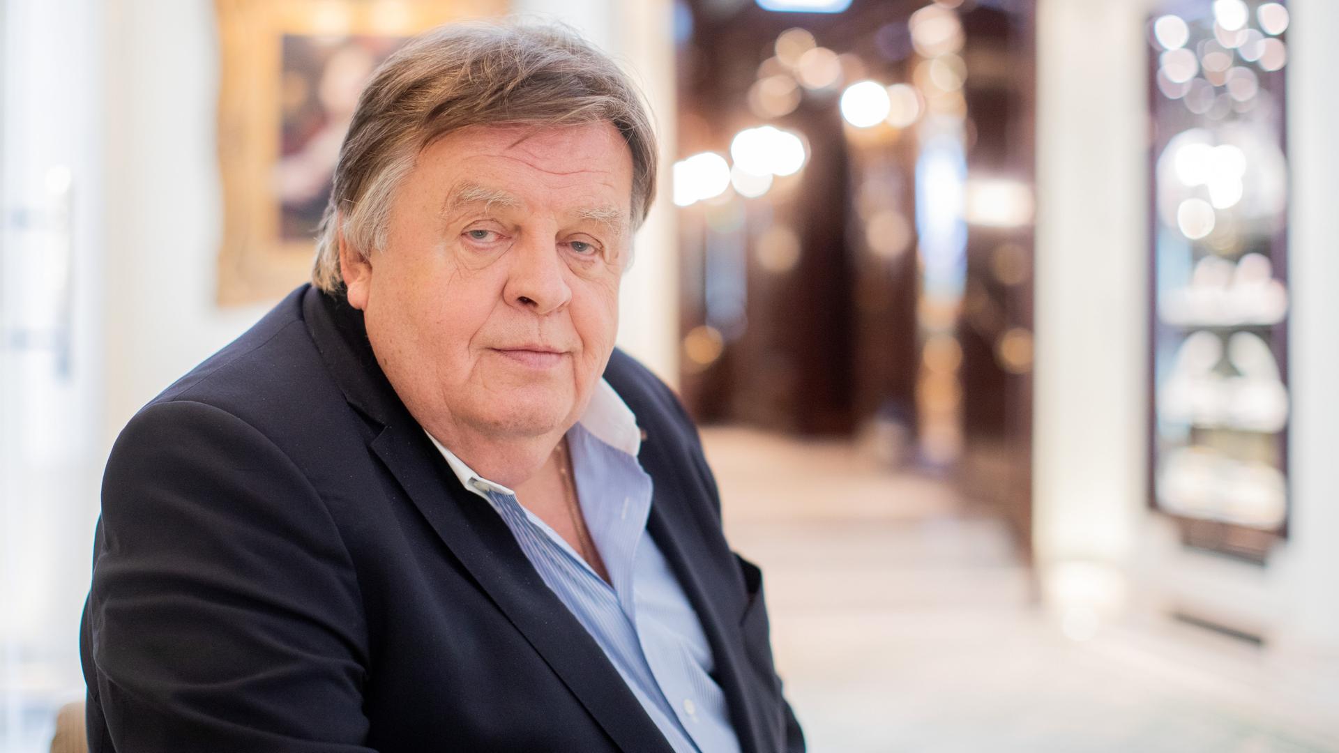 Helmut Thoma schaut in die Kamera.