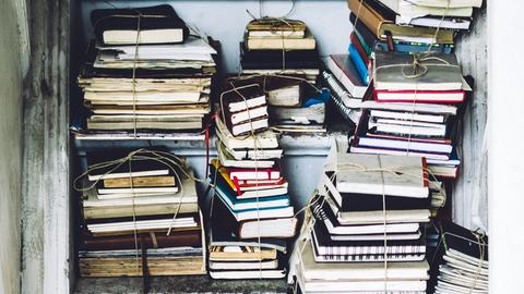 Mehrere Stapel Notizbücher auf einer Treppe.