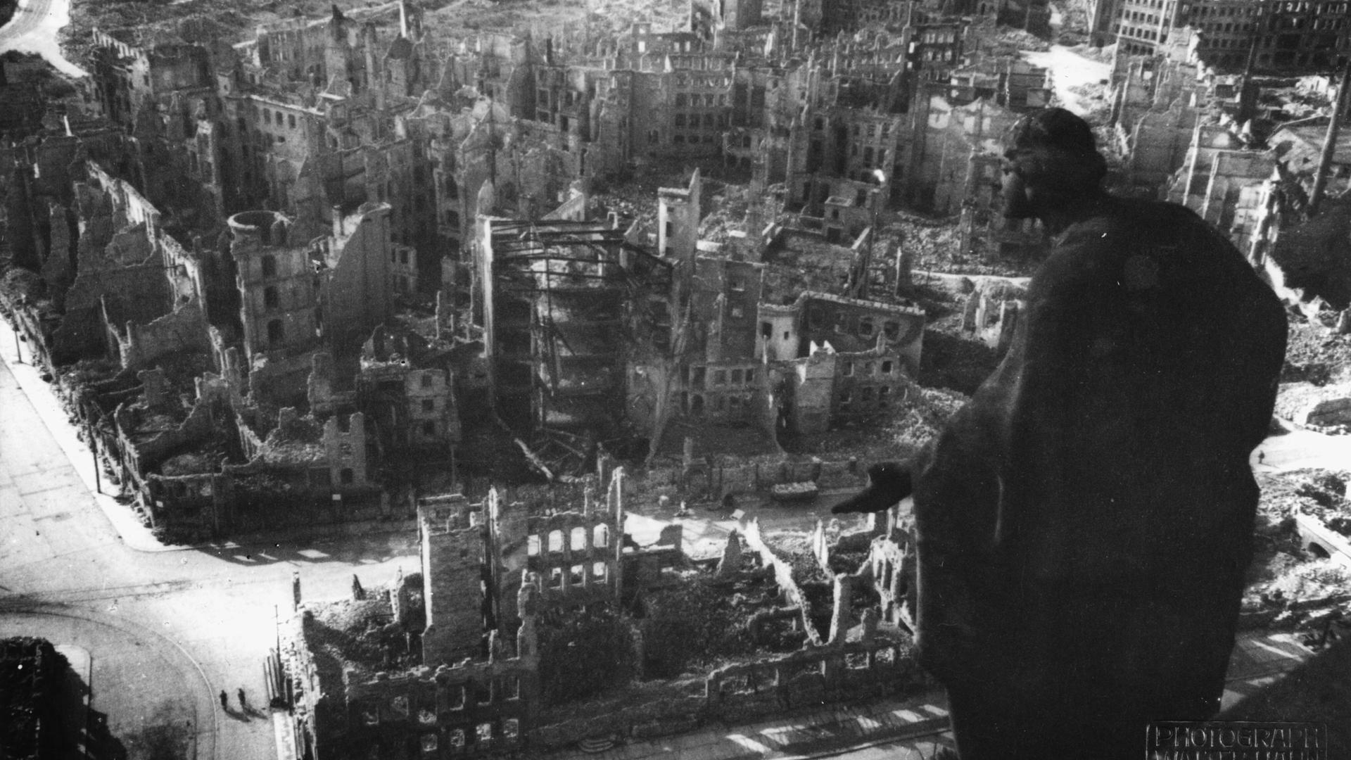 Eine Luftaufnahme zeigt die Ruinen Dresdens im Jahr 1945.