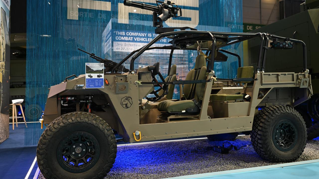 Ein Militärjeep der Rüstungsfirma FFG (Flensburger Fahrzeugbau Gesellschaft) steht bei der Rüstungsmesse Eurosatory am Messestand der Firma.