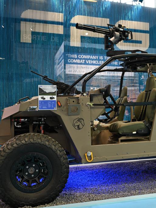Ein Militärjeep der Rüstungsfirma FFG (Flensburger Fahrzeugbau Gesellschaft) steht bei der Rüstungsmesse Eurosatory am Messestand der Firma. Ein Militärjeep der Rüstungsfirma FFG (Flensburger Fahrzeugbau Gesellschaft) steht bei der Rüstungsmesse Eurosatory am Messestand der Firma.