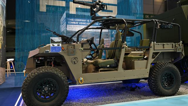 Ein Militärjeep der Rüstungsfirma FFG (Flensburger Fahrzeugbau Gesellschaft) steht bei der Rüstungsmesse Eurosatory am Messestand der Firma.