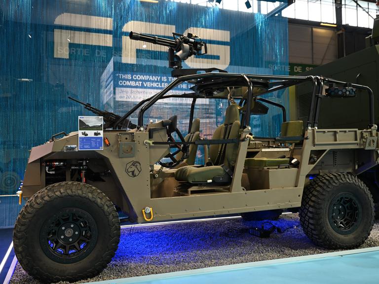 Ein Militärjeep der Rüstungsfirma FFG (Flensburger Fahrzeugbau Gesellschaft) steht bei der Rüstungsmesse Eurosatory am Messestand der Firma. Ein Militärjeep der Rüstungsfirma FFG (Flensburger Fahrzeugbau Gesellschaft) steht bei der Rüstungsmesse Eurosatory am Messestand der Firma.