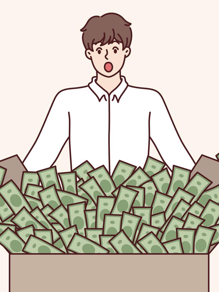 Ein schockierter Mann schaut auf eine Kiste voller Geld und ist überrascht, einen großen Gewinn aus einer Investition in den Aktienmarkt zu erhalten.