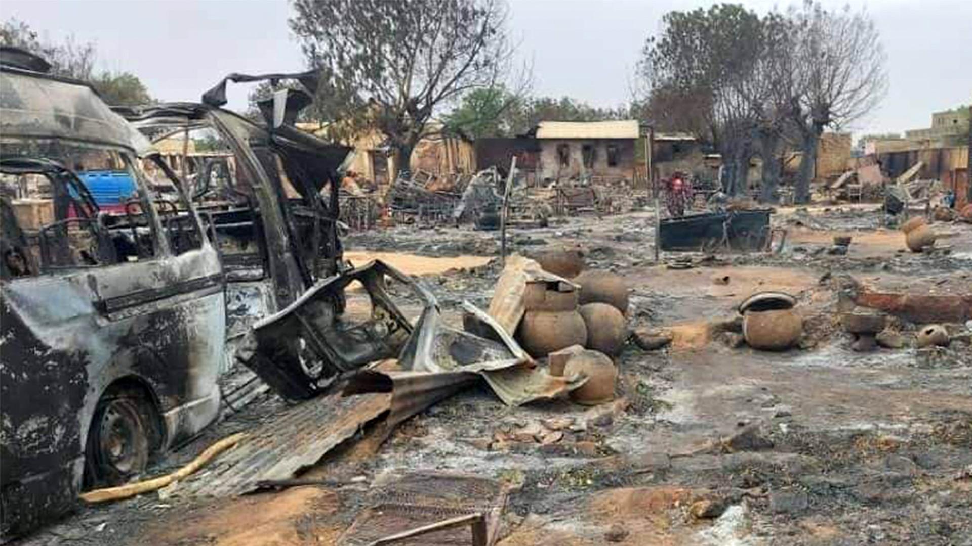 Ein ausgebranntes Auto steht auf einem völlig zerstörten ehemaligen Marktplatz in der Region Darfur im Sudan.