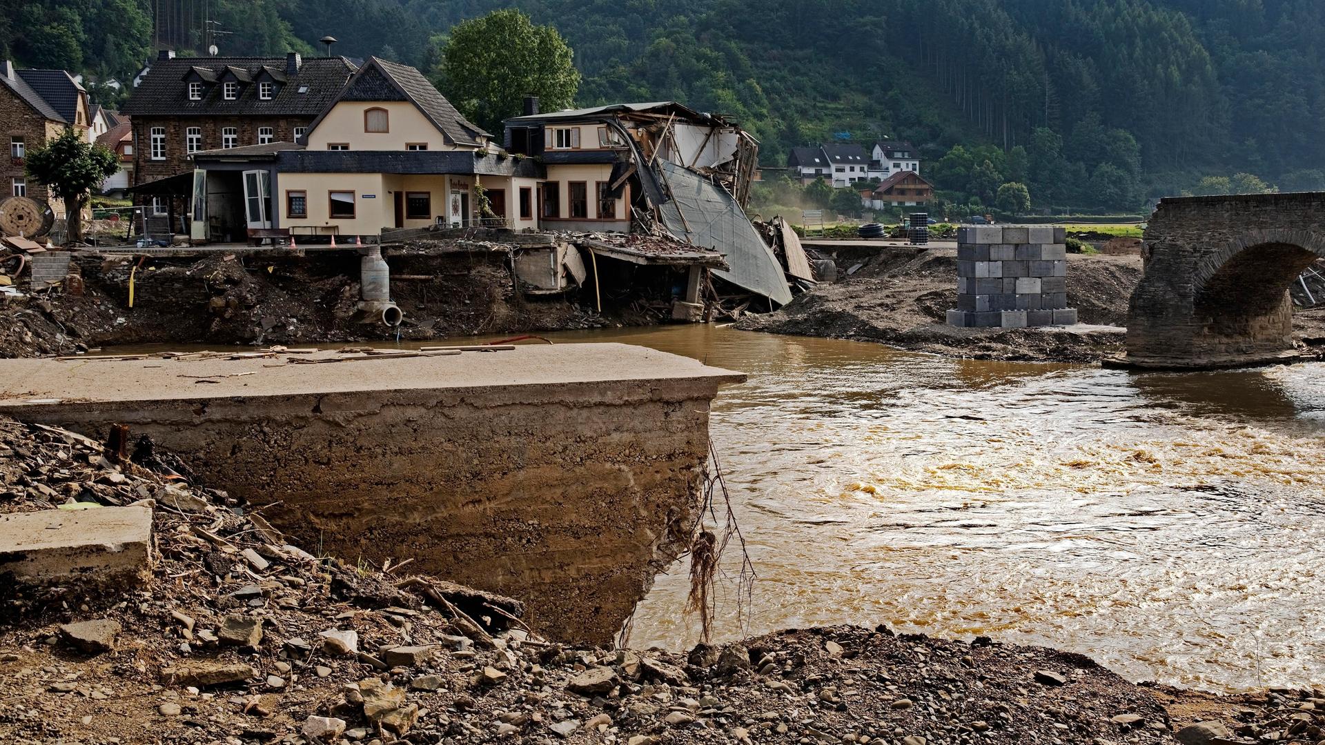 Blick auf die zerstörte Nepomuk-Brücke über den Fluss Ahr im Ahrtal in Rheinland-Pfalz.