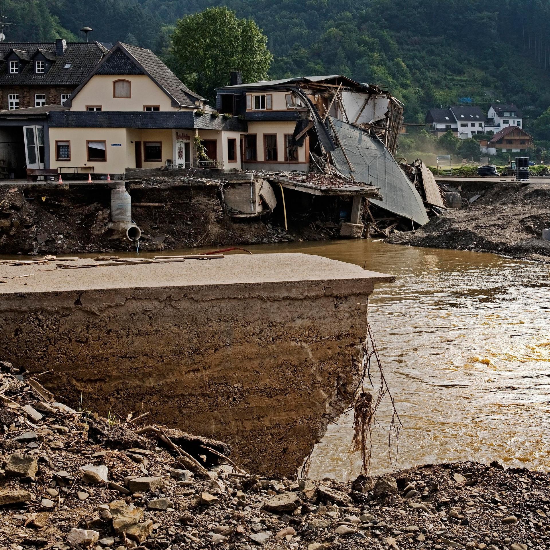 Blick auf die zerstörte Nepomuk-Brücke über den Fluss Ahr im Ahrtal in Rheinland-Pfalz