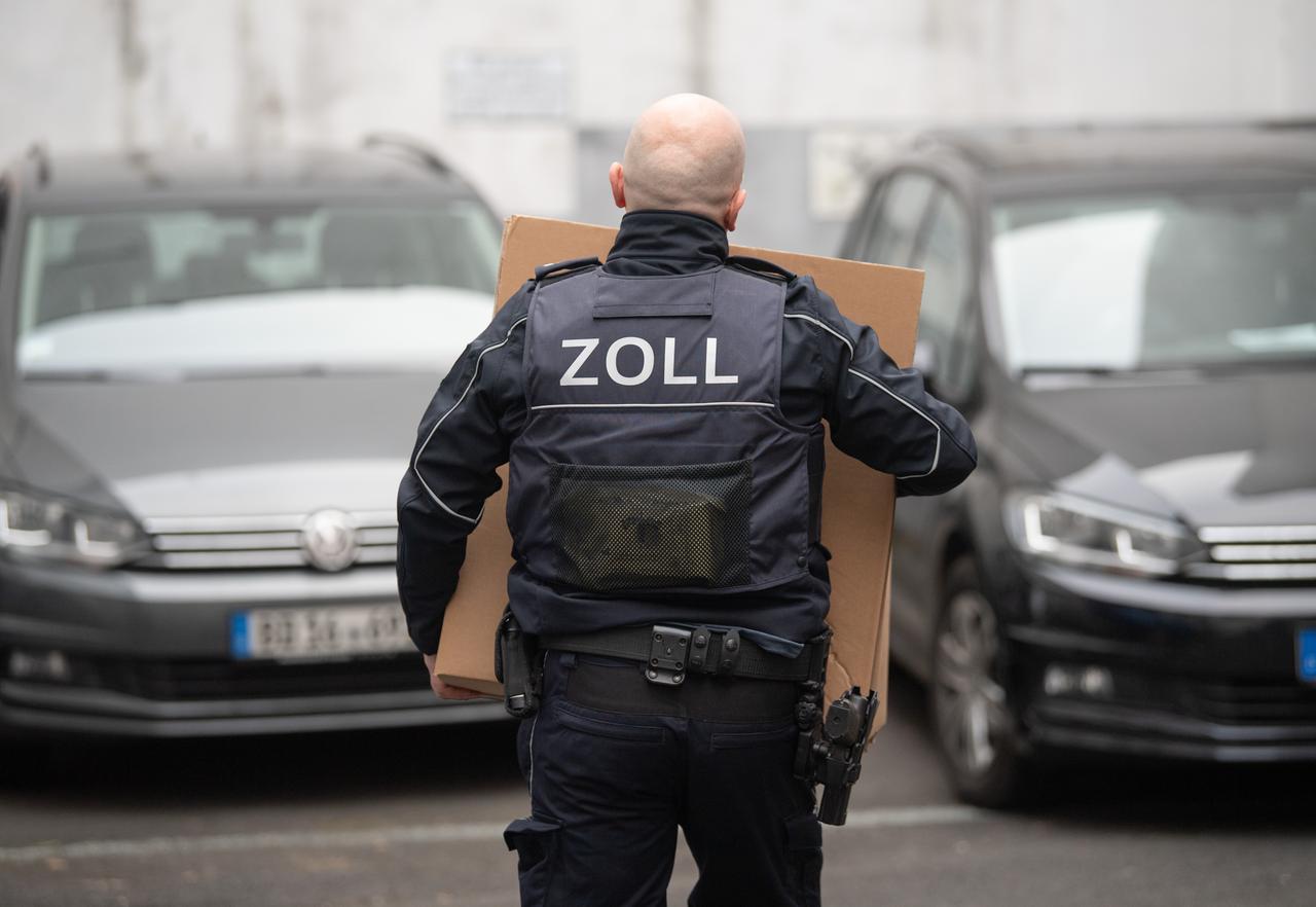 Zoll-Razzia gegen Schwarzarbeit: Kisten mit Beweismaterial tragen Beamte des Zoll bei einer Razzia aus einem Bürogebäude in Frankfurt.