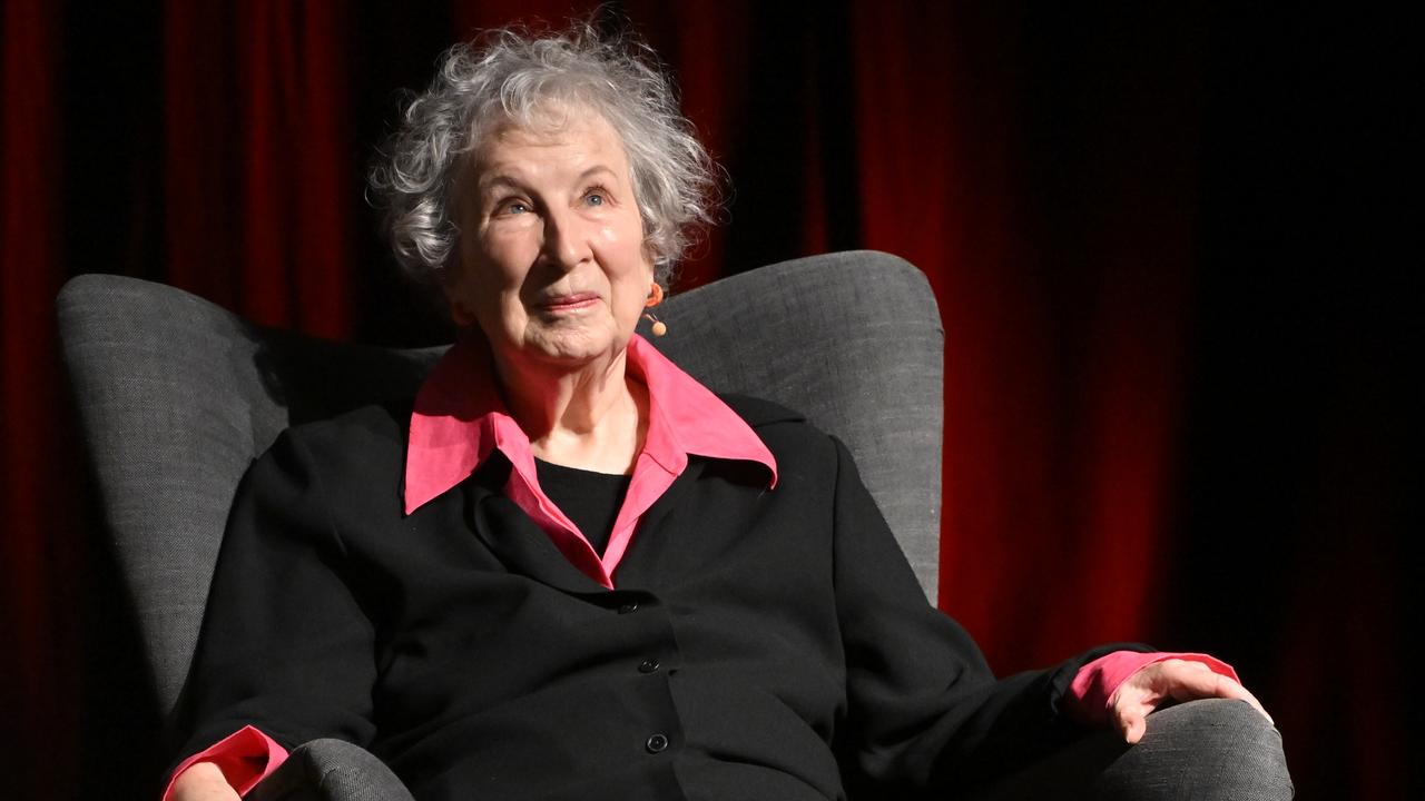 Die kanadische Schriftstellerin Margaret Atwood sitzt in einem Sessel und schau freundlich nach oben bei einem Autorengespräch  in Stockholm, Schweden im November 2024.