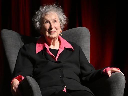 Die kanadische Schriftstellerin Margaret Atwood sitzt in einem Sessel und schau freundlich nach oben bei einem Autorengespräch  in Stockholm, Schweden im November 2024.