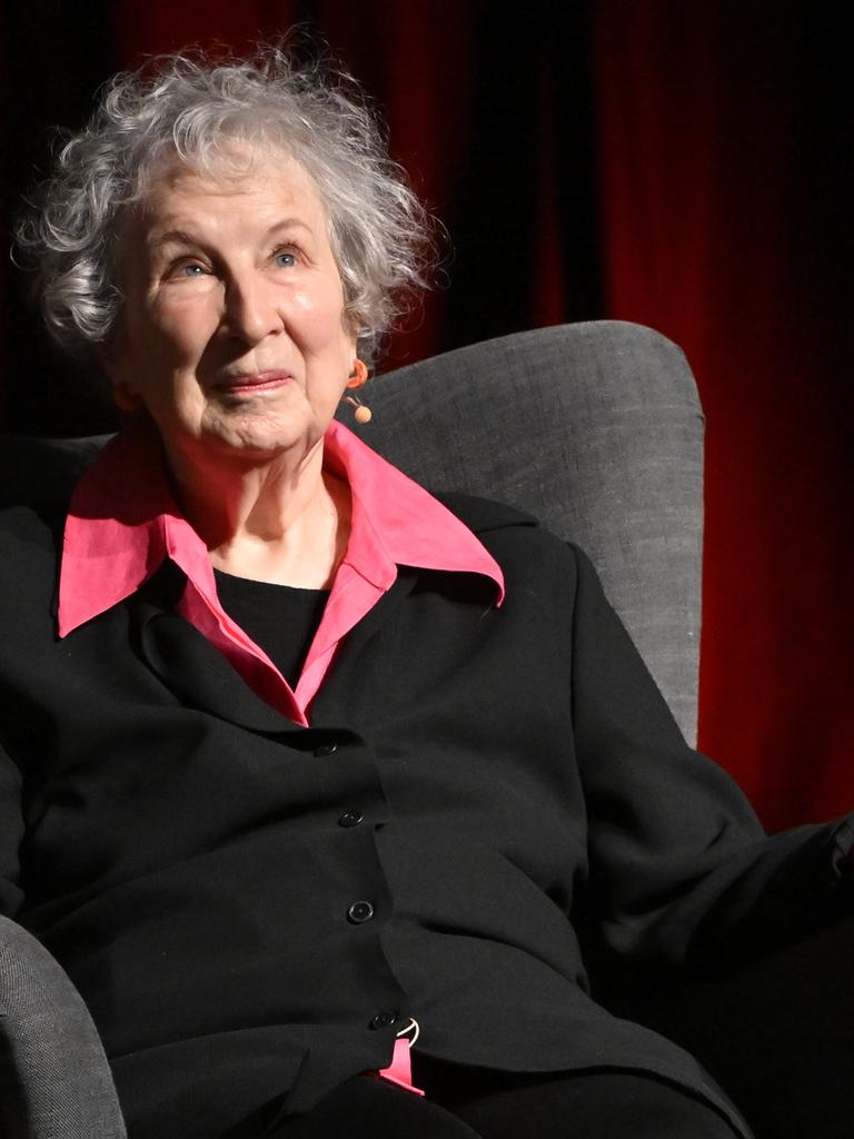 Die kanadische Schriftstellerin Margaret Atwood sitzt in einem Sessel und schau freundlich nach oben bei einem Autorengespräch  in Stockholm, Schweden im November 2024.