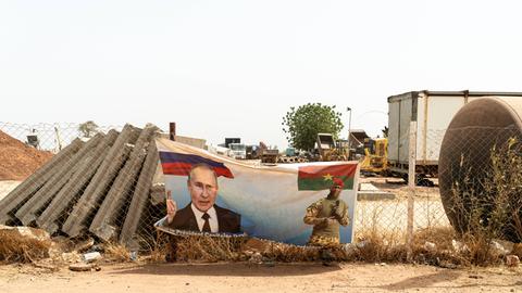 Ein Plakat an einer Straße am Rande von Ouagadougou in Burkina Faso. Darauf ist der russische Präsident Putin und der Übergangspräsident Ibrahim Traoré zu sehen.  