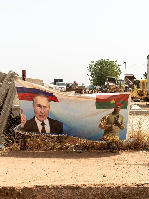 Ein Plakat an einer Straße am Rande von Ouagadougou in Burkina Faso. Darauf ist der russische Präsident Putin und der Übergangspräsident Ibrahim Traoré zu sehen.  