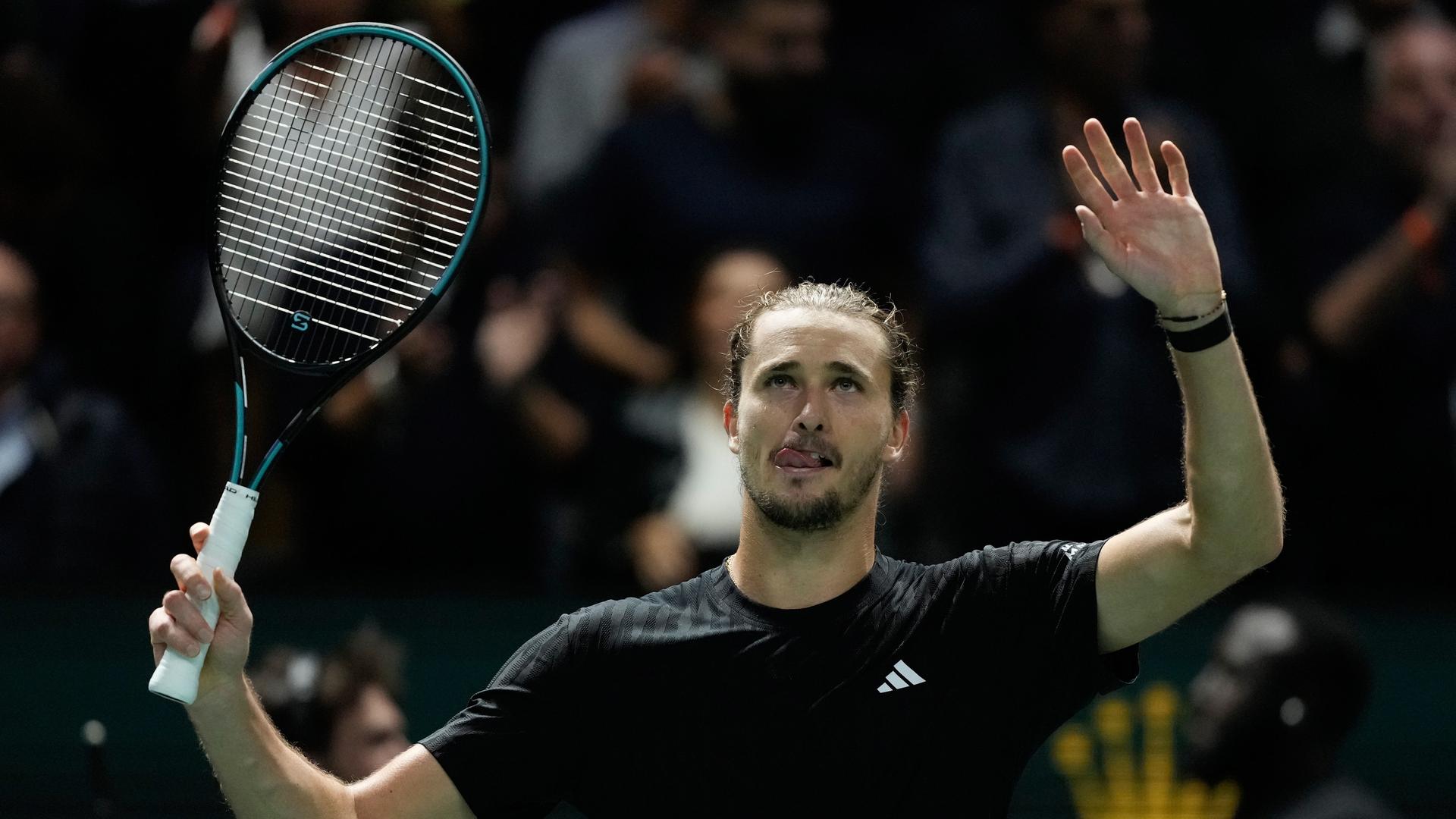 Der deutsche Tennisspieler Alexander Zverev steht in einer Halle in Paris und gestikuliert mit den Händen. Der deutsche Tennisspieler Alexander Zverev steht in einer Halle in Paris und gestikuliert mit den Händen.