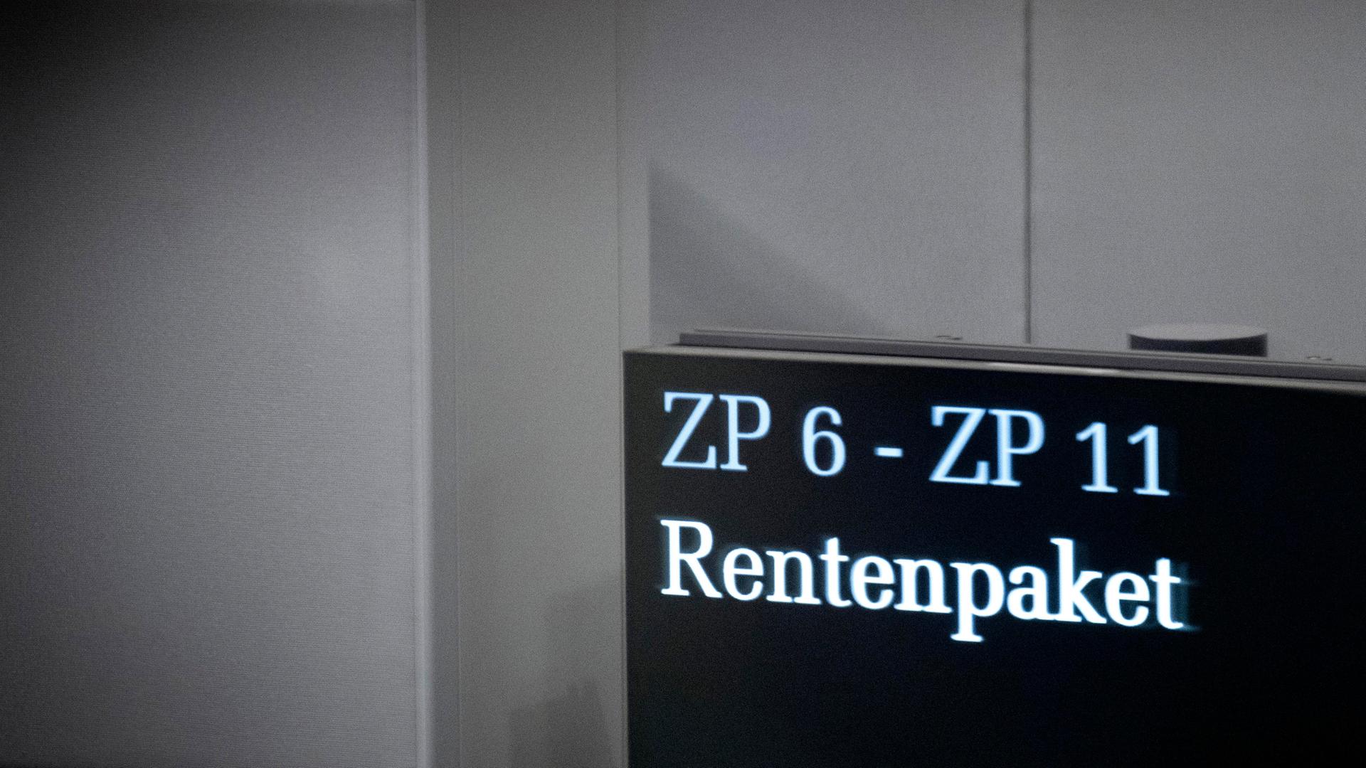 Tagesordnungspunkt Rentenpaket auf der Anzeigetafel während der Debatte zum Rentenpaket im Plenarsaal des Deutschen Bundestages Tagesordnungspunkt Rentenpaket auf der Anzeigetafel während der Debatte zum Rentenpaket im Plenarsaal des Deutschen Bundestages