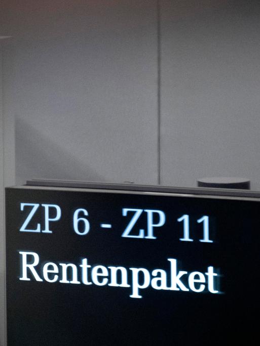 Tagesordnungspunkt Rentenpaket auf der Anzeigetafel während der Debatte zum Rentenpaket im Plenarsaal des Deutschen Bundestages