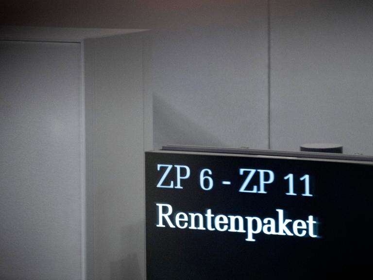 Tagesordnungspunkt Rentenpaket auf der Anzeigetafel während der Debatte zum Rentenpaket im Plenarsaal des Deutschen Bundestages Tagesordnungspunkt Rentenpaket auf der Anzeigetafel während der Debatte zum Rentenpaket im Plenarsaal des Deutschen Bundestages