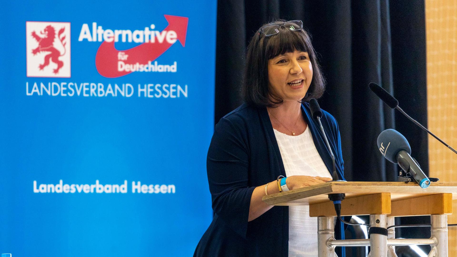 Joana Cotar steht hinter einem Rednerpult. Hinter ihr ein Schild mit dem Logo der AfD in Hessen.