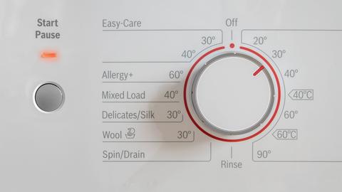 Eine Waschmaschine wurde auf das 30-Grad-Waschprogramm eingestellt