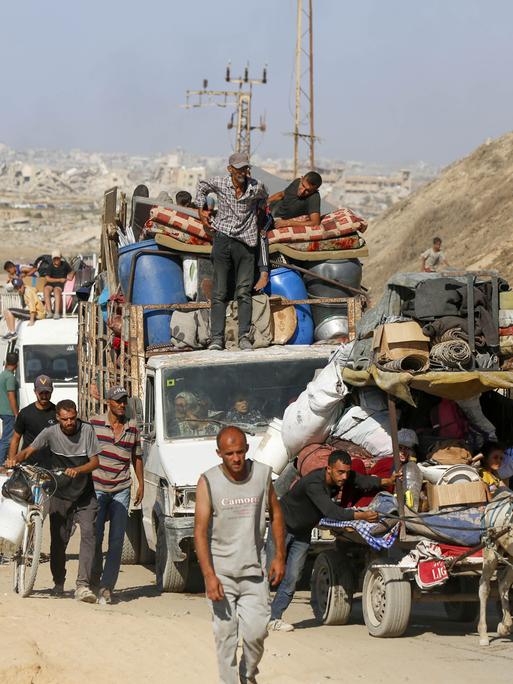 Menschen fliehen mit Autos und Eselskarren aus Gaza-Stadt in Richtung Süden 