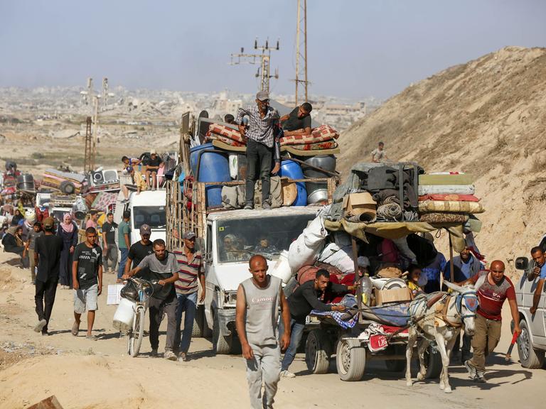 Menschen fliehen mit Autos und Eselskarren aus Gaza-Stadt in Richtung Süden 