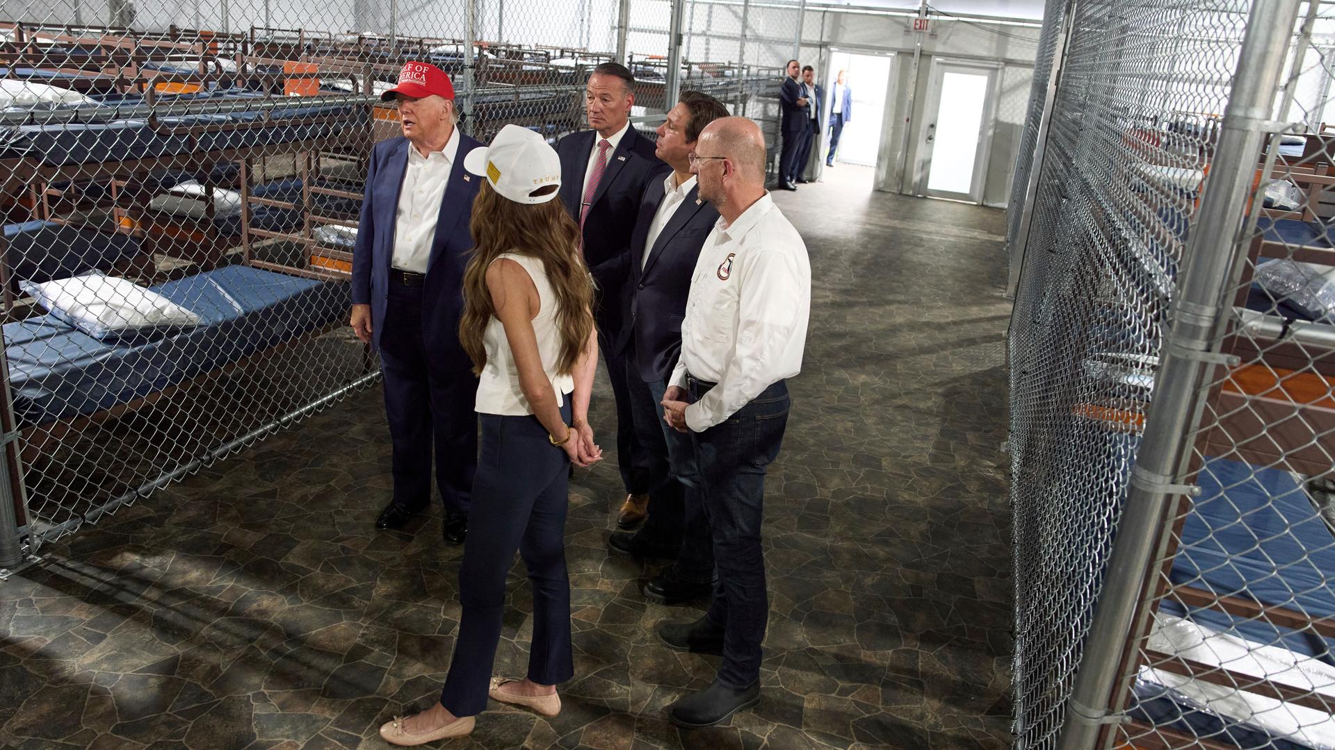 US-Präsident Trump spricht mit Reportern bei der Besichtigung von „Alligator Alcatraz“