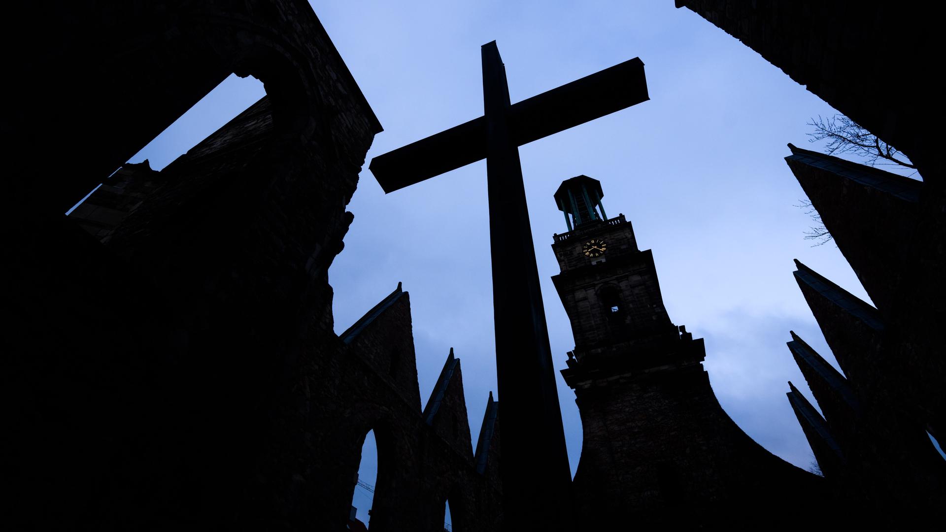 Ein Kreuz steht in der Aegidienkirche der evangelisch-lutherischen Marktkirchengemeinde. 