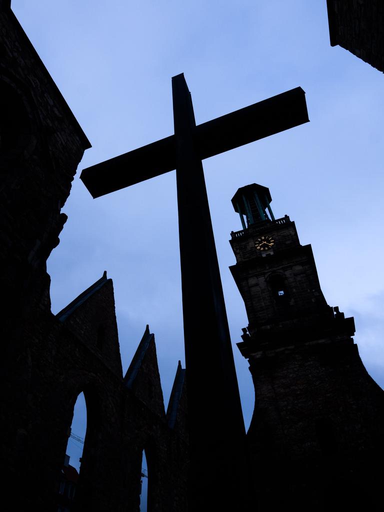 Ein Kreuz steht in der Aegidienkirche der evangelisch-lutherischen Marktkirchengemeinde. 