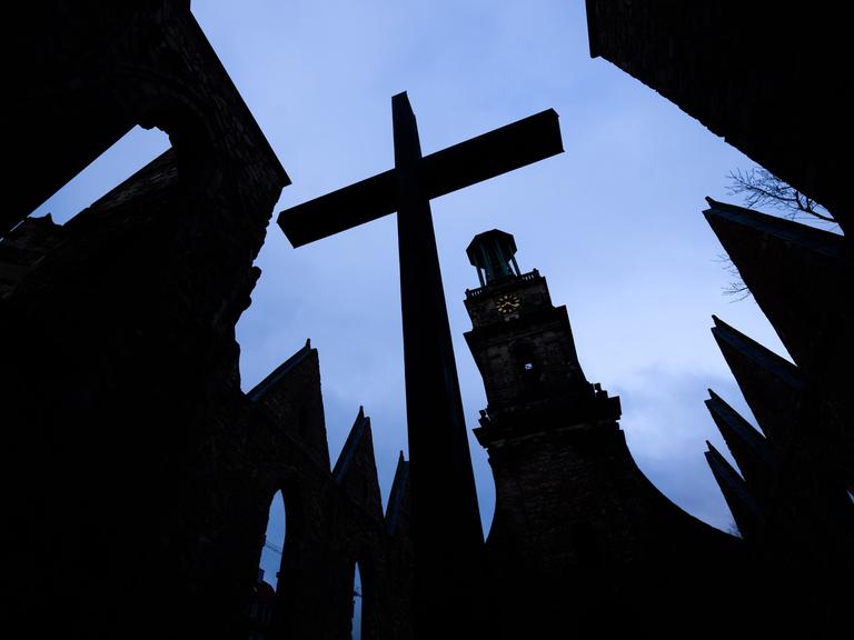 Ein Kreuz steht in der Aegidienkirche der evangelisch-lutherischen Marktkirchengemeinde. 