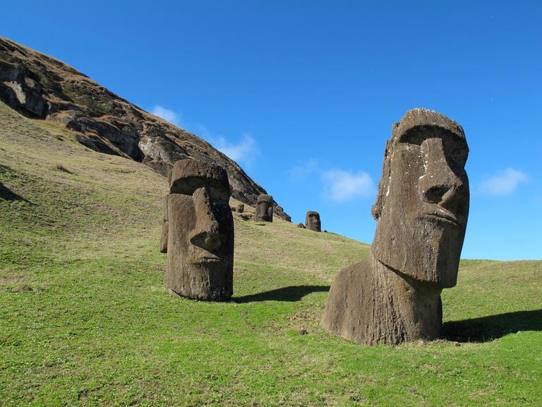 09.10.2012, Chile, Rapa Nui: In Stein geschlagene Köpfe, «Moais», stehen auf einem Feld auf der Osterinsel. 