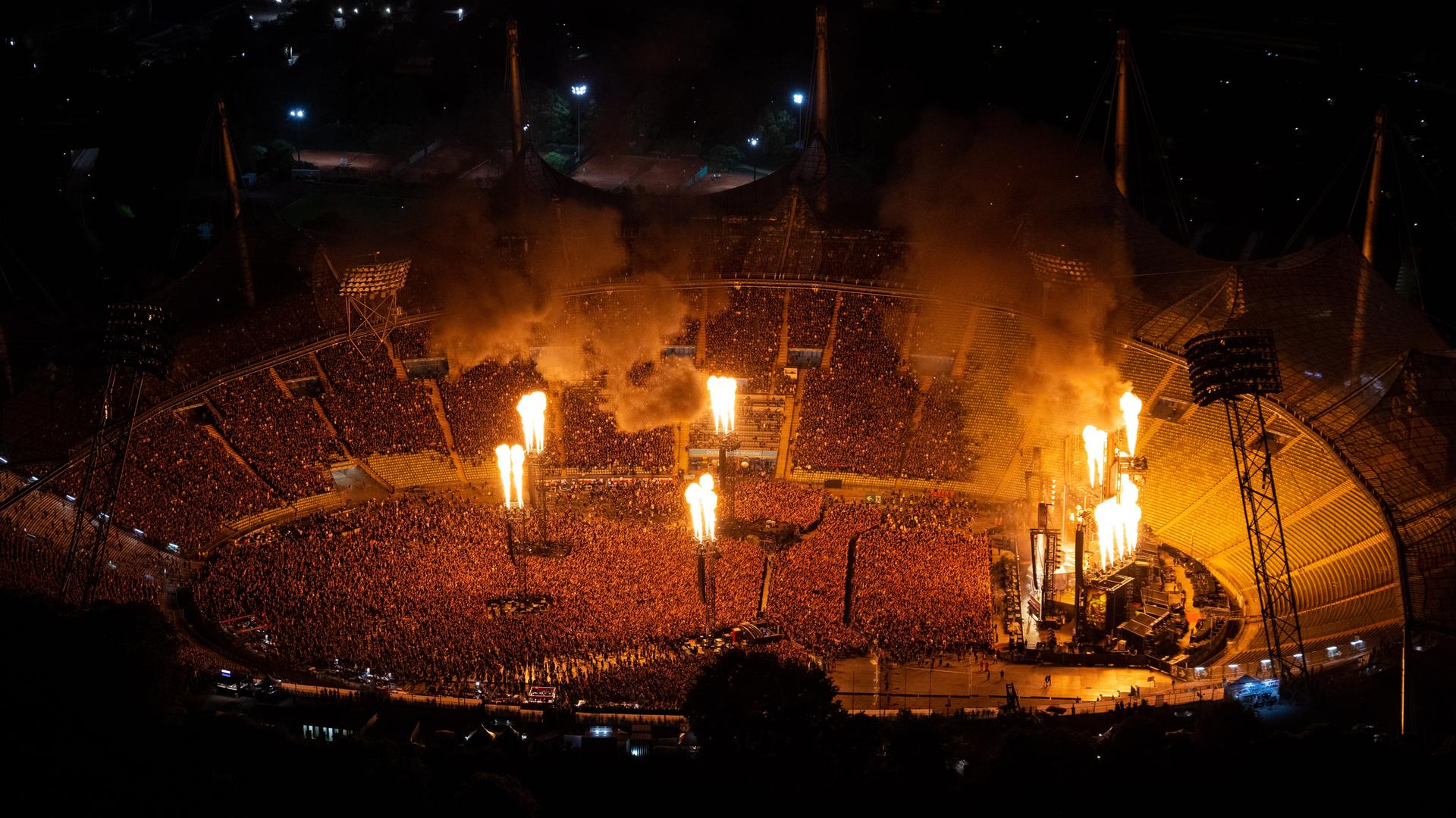 Tausende Zuschauer verfolgen das Konzert der Band Rammstein im Olympiastadion.