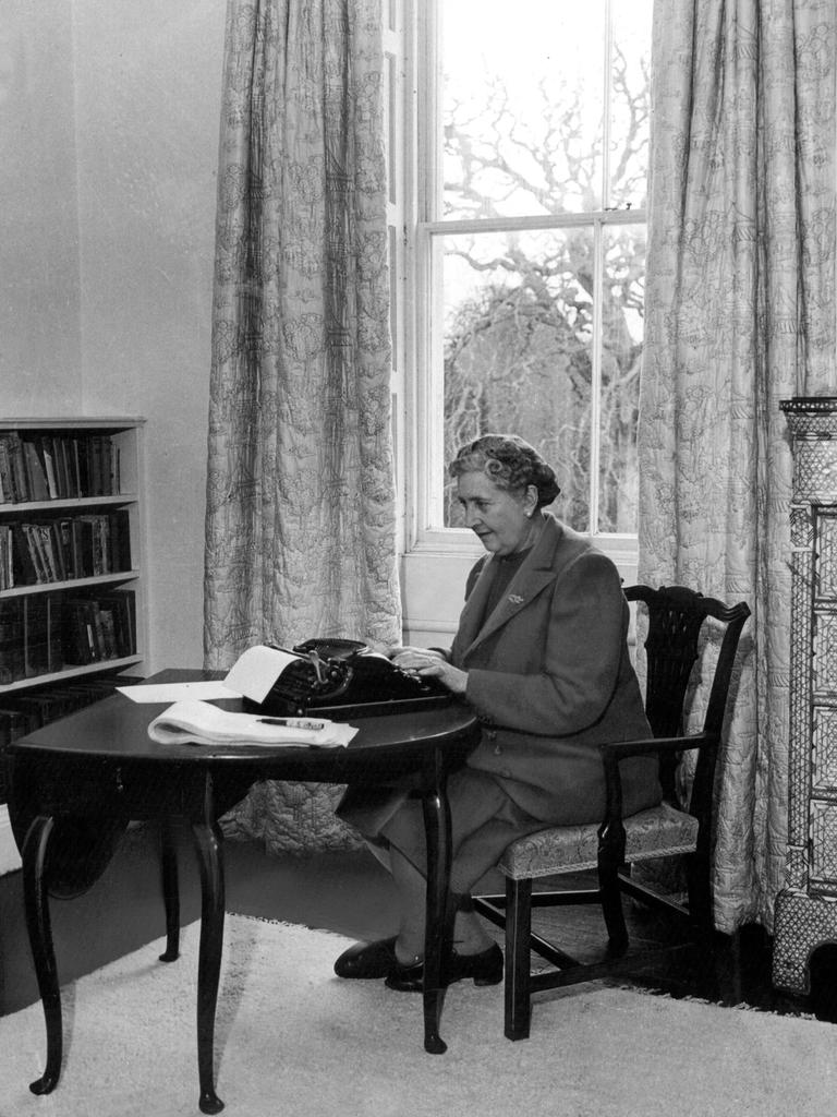 Die englische Schriftstellerin Agatha Christie an der Schreibmaschine in ihrem Haus, Greenway House in Devonshire, 1953. 