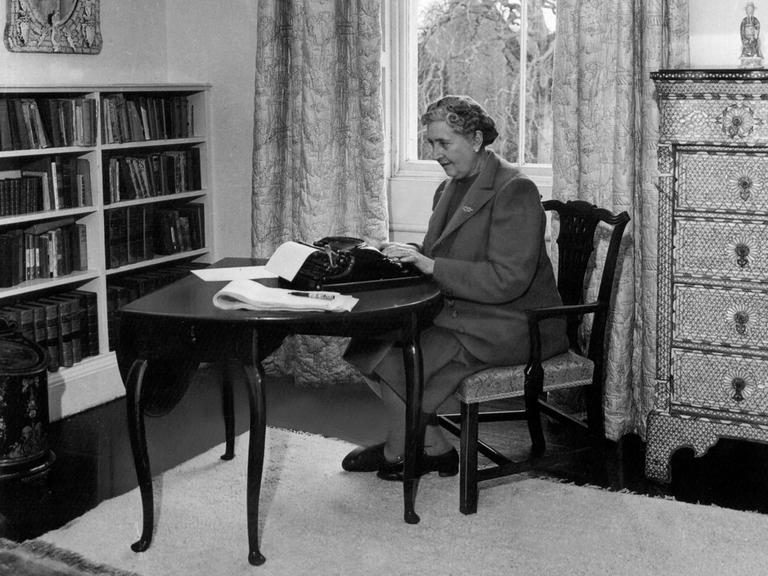 Die englische Schriftstellerin Agatha Christie an der Schreibmaschine in ihrem Haus, Greenway House in Devonshire, 1953. 