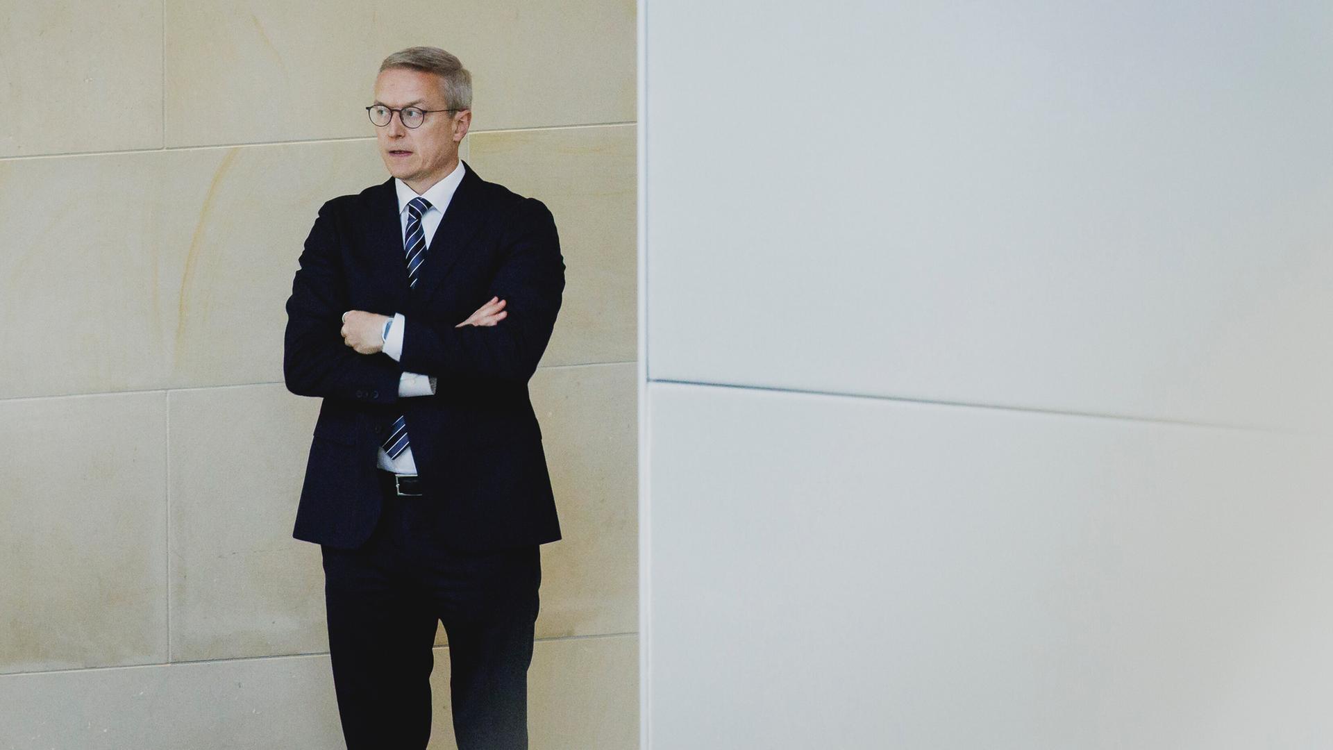 Karsten Wildberger, Bundesminister für Digitalisierung und Staatsmodernisierung, steht vor einer Wand im Bundestag und blickt nach links. Karsten Wildberger, Bundesminister für Digitalisierung und Staatsmodernisierung, steht vor einer Wand im Bundestag und blickt nach links.