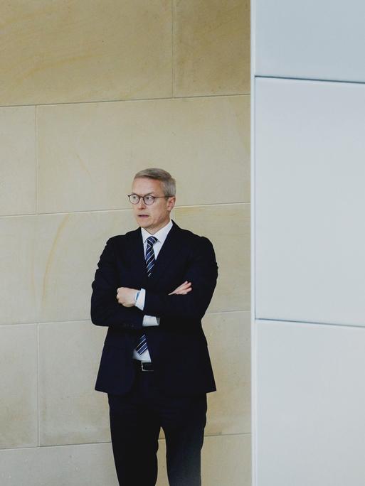 Karsten Wildberger, Bundesminister für Digitalisierung und Staatsmodernisierung, steht vor einer Wand im Bundestag und blickt nach links.