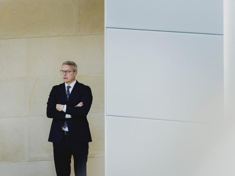Karsten Wildberger, Bundesminister für Digitalisierung und Staatsmodernisierung, steht vor einer Wand im Bundestag und blickt nach links.