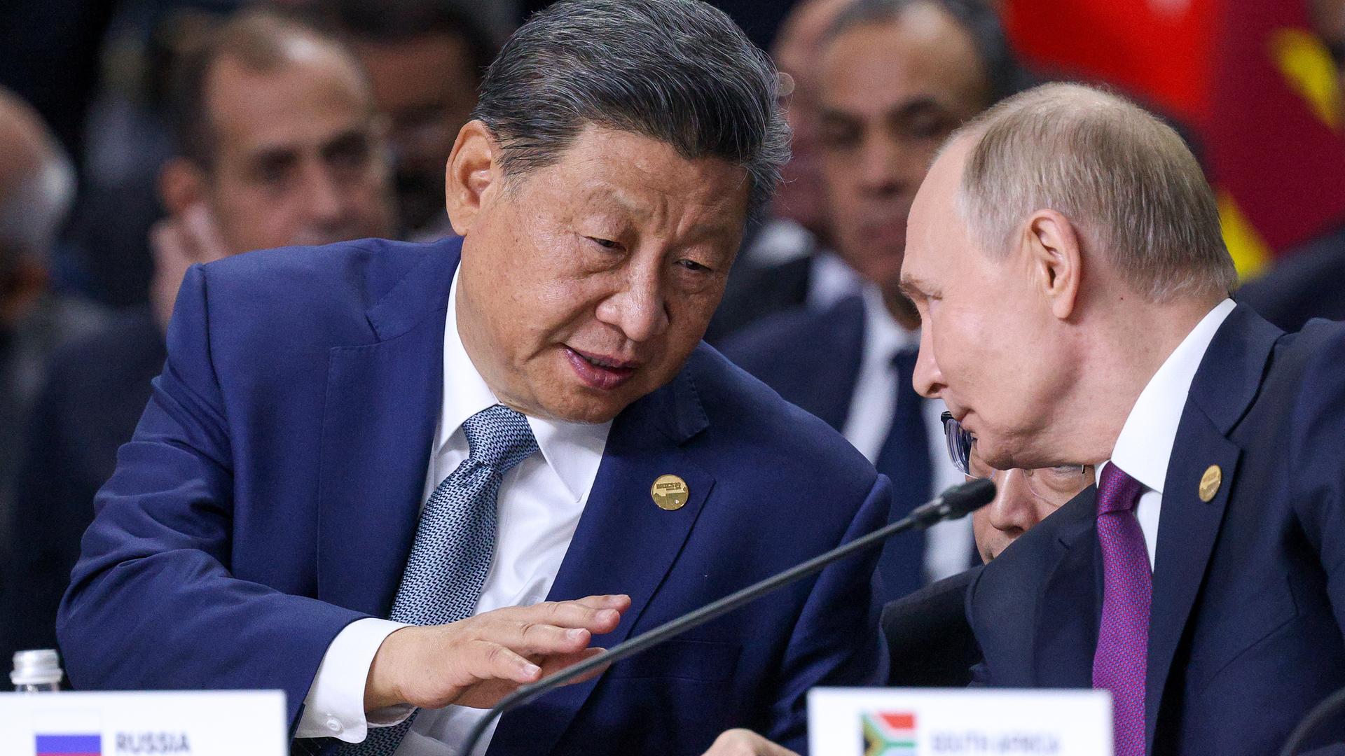 Der russische Präsident Wladimir Putin (R) im Gespräch mit dem chinesischen Präsidenten Xi Jinping beim BRICS-Gipfel 2024