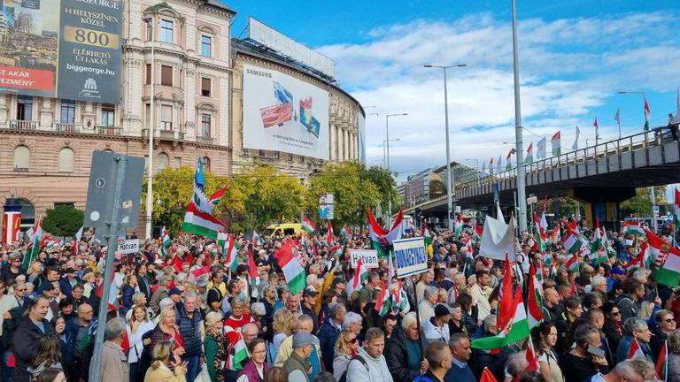 Demonstrierende in Budapest - sowohl Anhänger der Regierung als auch der Opposition gingen am Jahrestag des Volksaufstands von 1956 auf die Straße. Demonstrierende in Budapest - sowohl Anhänger der Regierung als auch der Opposition gingen am Jahrestag des Volksaufstands von 1956 auf die Straße.