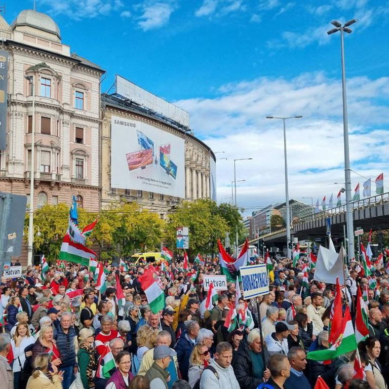 Demonstrierende in Budapest - sowohl Anhänger der Regierung als auch der Opposition gingen am Jahrestag des Volksaufstands von 1956 auf die Straße. Demonstrierende in Budapest - sowohl Anhänger der Regierung als auch der Opposition gingen am Jahrestag des Volksaufstands von 1956 auf die Straße.